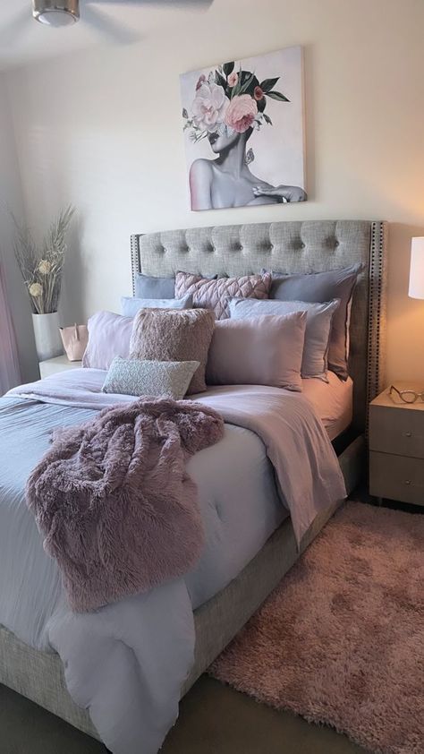 Wallpaper Bedroom Aesthetic, Girl Apartment Decor, Pretty Sneakers, Warm Bedroom, Luxury Room Bedroom, Bedroom Layout, Pink Room Decor, Classy Bedroom, Dream Apartment Decor