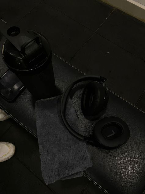 Dark Workout Aesthetic, Gym Aesthetic Men, Shark Food, Fitness Vision Board, Sporty Aesthetic, Gym Guys, Sports Aesthetic, Gym Fits, Gym Inspiration