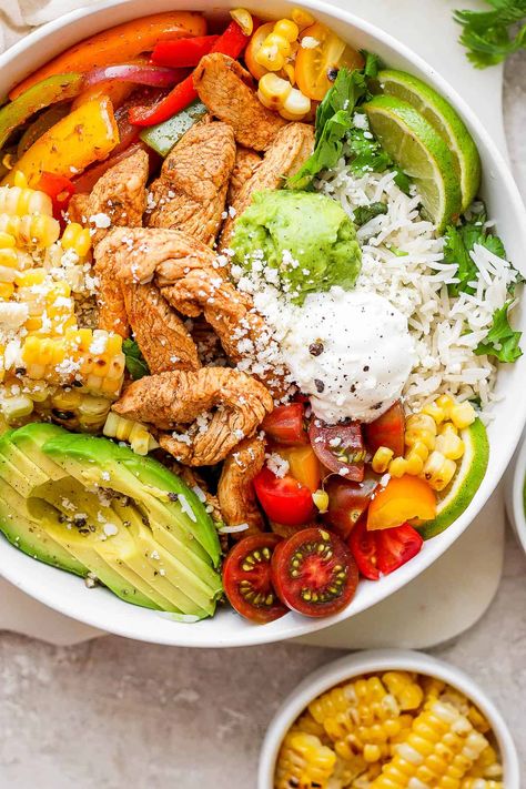 Fajita Bowl Recipe, Meal Bowls, Fajita Bowl, Wooden Skillet, Chicken Fajita Bowl, Balsamic Chicken Recipes, Fajita Marinade, Homemade Fajita Seasoning, Cilantro Lime Sauce