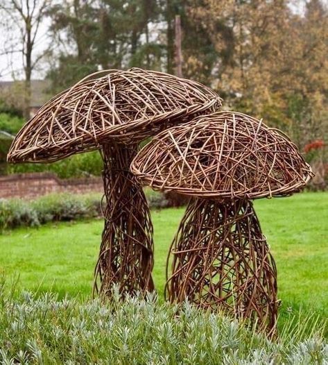 Twig Art, Willow Weaving, Japanese Garden Design, Garden Deco, Garden Art Crafts, Garden Art Sculptures, Easy Garden, Garden Structures, Nature Crafts