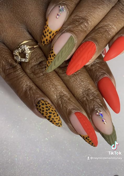 Minimal Fall Nails Almond, Stiletto Nails Fall Colors, Tabitha Brown Nails, Matte Fall Nail Designs, Thanksgiving Nails Ideas, Fall Stilleto Nails, Fall Stiletto Nails Design, Orange And Green Nails, Fall Stiletto Nails