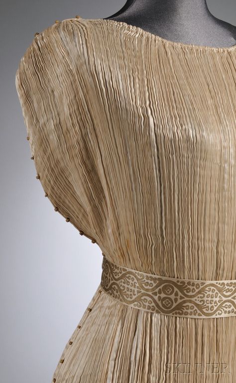 Mariano Fortuny Silk Pleated Delphos Gown, Fortuny Dress, Historical Fashion 1700s, Fortuny Pleats, Suzani Rug, Mariano Fortuny, Greece Fashion, Gown Gold, Linens And Lace