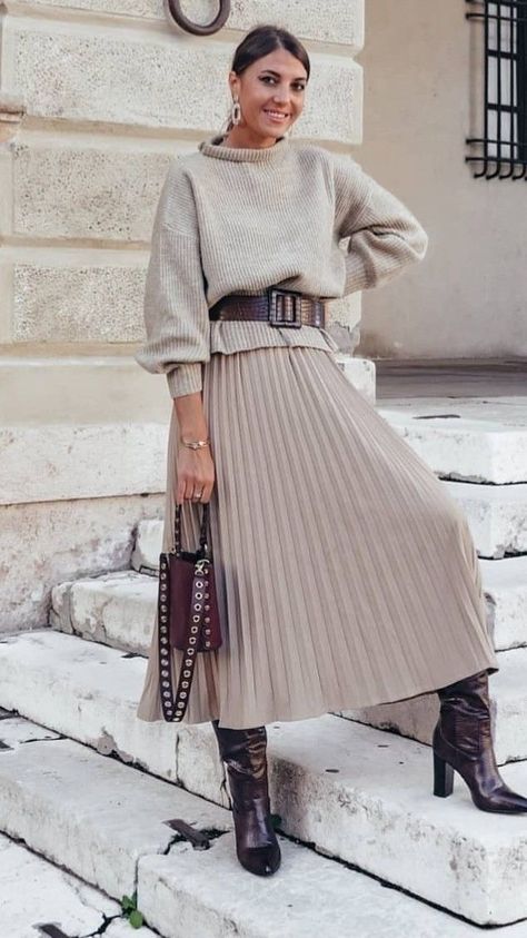 Skirt And Sweater, Pleated Skirt Outfit, Skirt And Boots, Skirts Outfits, Chique Outfits, Skirts With Boots, Winter Skirt, Looks Chic, Work Outfits Women