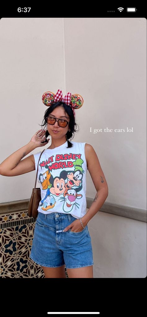 Street Style Disney Outfit, Bougie Disney Outfits, Disney World Spring Outfits, Masc Disney Outfits, 80s Disney Outfits, Disney Graphic Tee Outfit, Vintage Disney Shirts Graphic Tees, Cool Disneyland Outfits, Chic Disneyland Outfits