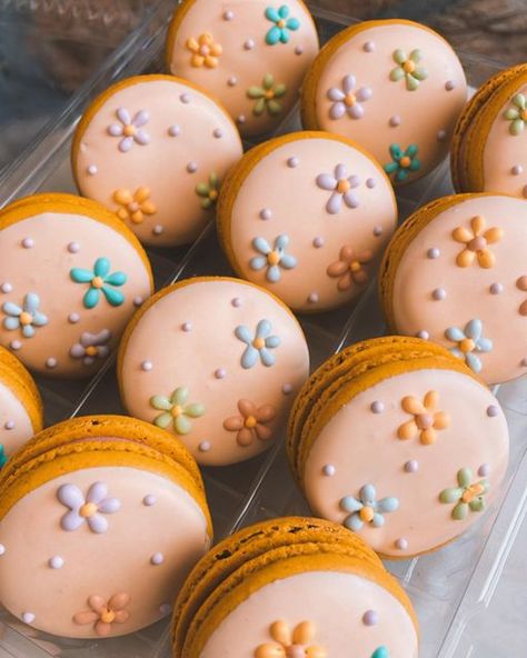 Gabriela Otero on Instagram: "Happy Monday! These macarons came to be after a Cleo and Leo Cookie Co. donation to @willowdvcenter The bidder gave me freedom to create anything I wanted and I used her as the inspiration 🌸" Groovy Macarons, Cookies Drawing, Daisies Birthday, Cookie Drawing, Daycare Decor, Food Pics, Macaroons, 60th Birthday, Cute Food