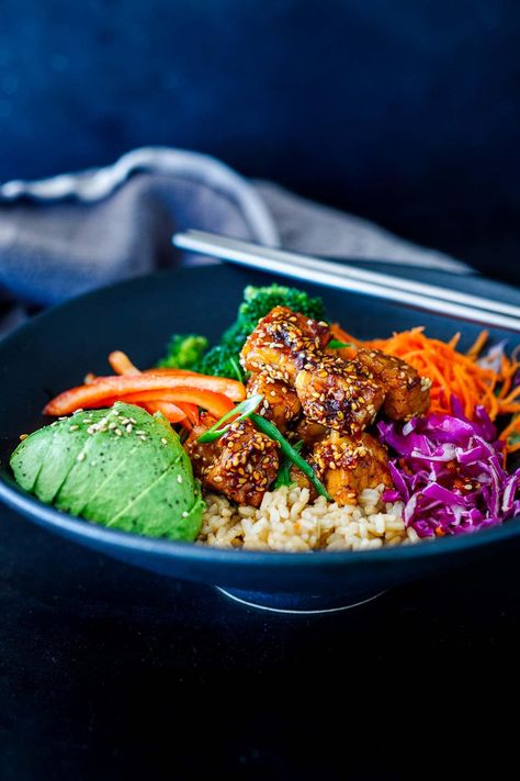 This Crispy Sesame Tempeh recipe is easy, flavorful, and has the best texture! Create a healthy vegan bowl with brown rice and veggies and dinner is good to go! High Protein Meatless Meals, Bowl Dinner Recipes, Tempeh Bowl, Crispy Tempeh, How To Cook Tempeh, Tempeh Recipe, Feasting At Home, Creamy Avocado Sauce, Riced Veggies