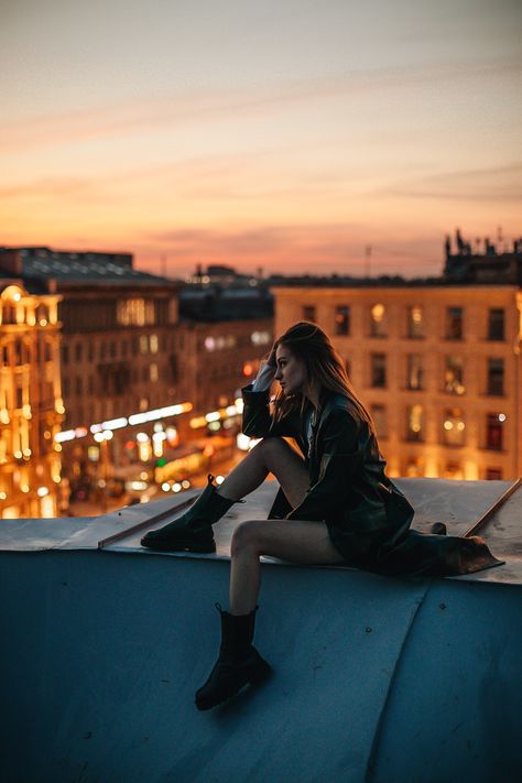 Unique Photoshoot Locations, Nighttime Photo Shoot, Sunset City Photoshoot, Night Time City Photoshoot, Photoshooting Ideas Outdoor, Photoshoot Ideas Rooftop, Night Shoot Photography, Senior Picture City, City Night Photoshoot