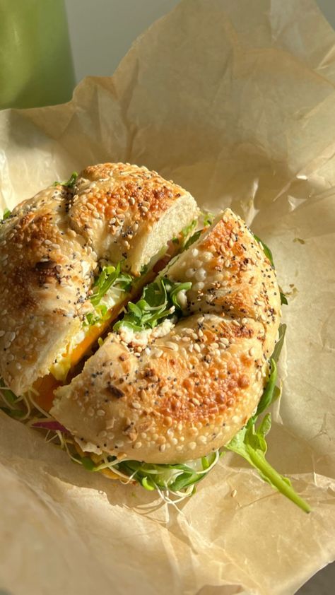 Vegan Sandwich Aesthetic, Baguette Sandwich Aesthetic, Bagel Sandwich Aesthetic, Sandwich Asthetic Picture, Breakfast Sandwich Aesthetic, Sandwich Ideas Healthy, Healthy Bagel Sandwich, Bagels Aesthetic, Bagel Sandwich Lunch