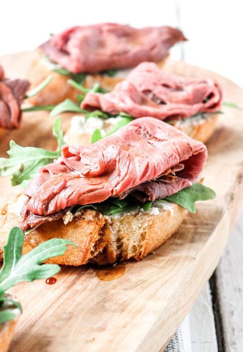 Roast Beef Appetizers, Beef Appetizers, Bread Roast, Grill Sandwich, Crostini Appetizers, Crostini Recipes, Boursin Cheese, Red Food, Healthy Appetizers