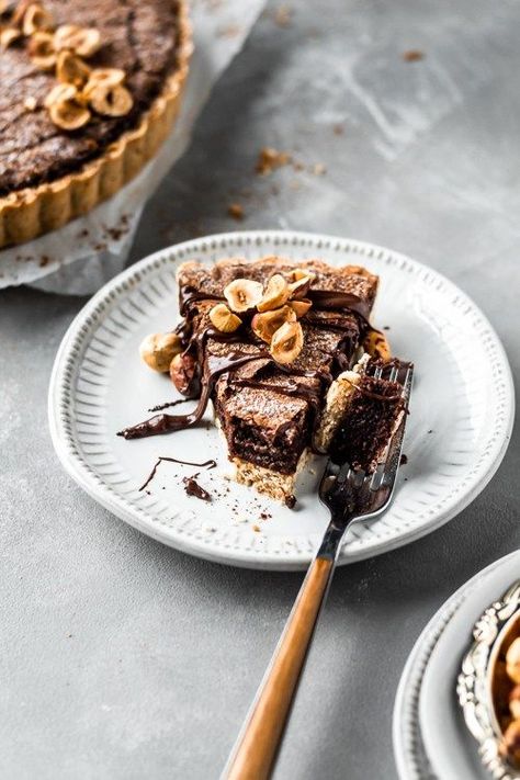 This chocolate hazelnut tart has a chocolate hazelnut filling baked over a crisp hazelnut crust. Surprisingly simple and SO good! Hazelnut Crust, Hazelnut Tart, Berry Tart, Tart Dessert, Tart Baking, Chocolate Pie, Chocolate Hazelnut Spread, Homemade Cake Recipes, Hazelnut Spread