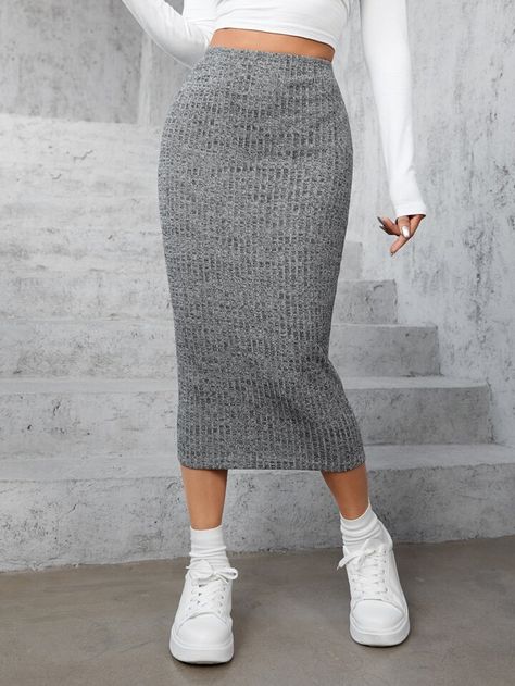 Grey Pencil Skirt Outfit, Long Grey Skirt Outfit, Knitted Skirt Outfit, Long Tight Skirt, Pencil Skirt Outfits Casual, Gray Knit Skirt, Knit Skirt Outfit, Pencil Skirt Casual, Long Pencil Skirt