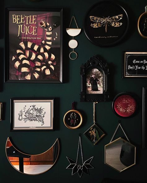 Dark Green Aesthetic Home Decor, Dark Wall Art Decor, Gothic Boho Wall Decor, Dark Maximalism Decor, Dark Themed Home Decor, Dark Wall Decor Bedroom, Black Walls Aesthetic, Goth Living Room Aesthetic, Moody Witchy Living Room