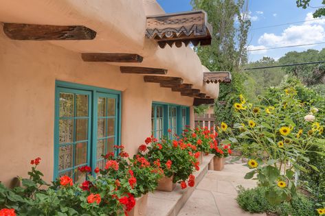 Santa Fe Style Homes Exterior, Southwest Home Exterior, Santa Fe Style Decor, Santa Fe Style Homes, Spanish Farmhouse, Spanish Style Architecture, Santa Fe Home, Adobe Home, Straw Bale House