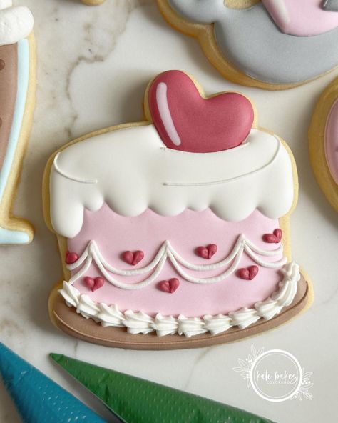 Still living on Valentine’s Day designs to round out the holiday week! Mashup of lambeth cake + cartoon style 💕 #cakecookie #lambethcake #lambethcakecookie #decoratedcake #decoratedcakecookies #valentinesdaycookies #valentinesgift #valentinesdaygifts #customcookies #designercookies #customsugarcookies #royalicing #royalicingcookies #royalicingart #sugarcookies #sugarcookiesofinstagram #sugarcookiedecorating #cookiedecorating #royalicingartist #royalicingtutorial #cookietutorial #howtodecor... Royal Icing Cookies Valentines, Fondant Biscuits, Cookies Valentines Day, Magic Cookies, Painted Sugar Cookies, Lambeth Cake, Cookies Valentines, Fancy Napkin Folding, Cake Cartoon