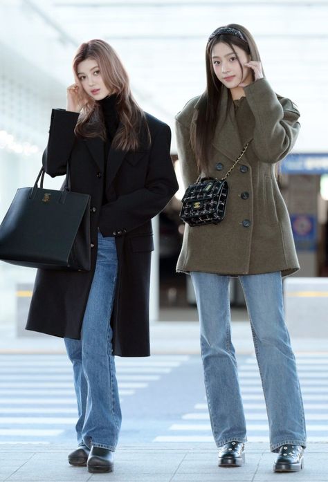 Kpop Winter Airport Fashion, Kpop Airport Fashion, Newjeans Fashion, Airport Outfit Winter, Korean Airport Fashion, Korean Outfits Kpop, Fashion Airport, Chic Clothing Style, Jeans Outfit Winter