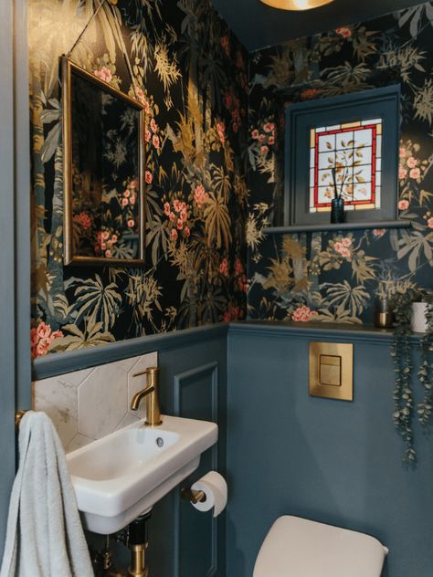 Cloakroom Wallpaper, Bathroom Tiny, Wc Decoration, Cloakroom Ideas, Small Bathroom Wallpaper, Small Downstairs Toilet, Cloakroom Toilet, Downstairs Wc, Downstairs Cloakroom