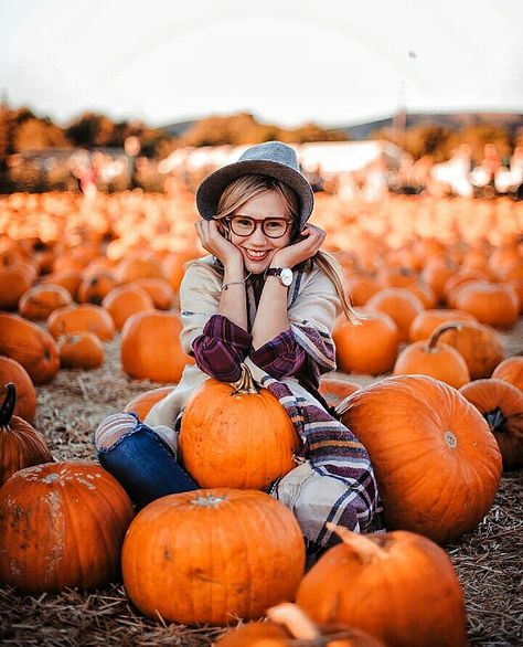 Pumpkin Patch Senior Pictures, Family Pumpkin Patch Pictures, Pumpkin Patch Poses, Pumpkin Patch Photography, Pumpkin Patch Farm, Pumpkin Patch Photoshoot, Pumpkin Field, Pumpkin Patch Pictures, Fall Photo Shoot Outfits