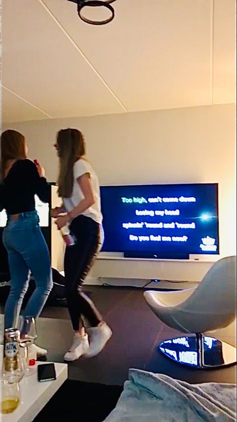 #aesthetic #girls #girlsnight #karaoke Karoke Girls Night, Karaoke Girls Night, Karaoke Night Aesthetic, Karaoke At Home, Abc Dates, Karaoke Aesthetic, Friends Vibe, Karaoke Night, Playlist Pics