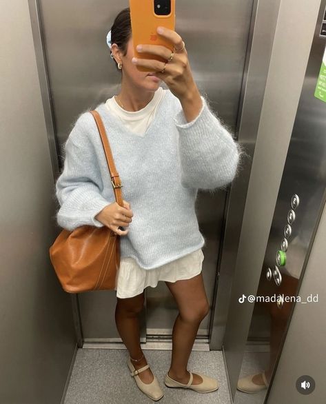 Mohair Sweater Outfit, Tshirt Layering, Sweater And Skirt Outfit, Street Style Comfy, Casual School Outfit, Outfit Basics, Basics Outfit, Outfit Feminine, Cool Girl Outfit