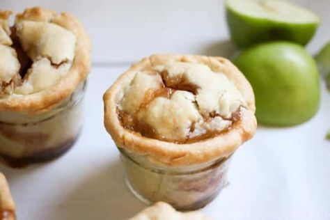 New on Food & DIY: Mini Mason Jar Apple Pies. Mini Mason Jar Apple Pies. These are the EASIEST to make and the PERFECT little taste of fall! The post Mini Mason Jar Apple Pies appeared first on Food & DIY. Apple Pies Mini, Granny Smith Apple Pie, Diy Bandana, Apple Pie Crust, Bandana Wreath, Fruit Pie Filling, Mini Mason Jar, Mason Jar Desserts, Best Apple Pie