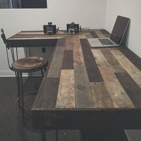 Reclaimed Wood L-Desk Pallet Desk, Desk Diy, Reclaimed Wood Projects, Diy Holz, Diy Furniture Easy, L Shaped Desk, Diy Desk, Teds Woodworking, Diy Pallet Projects