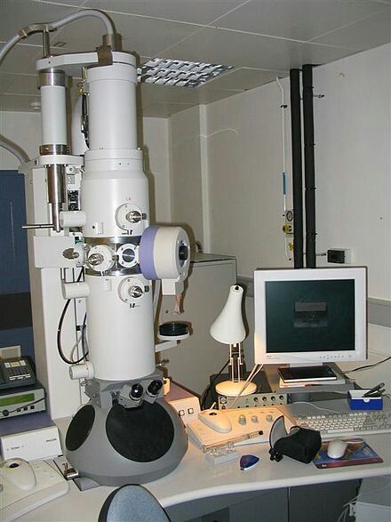 Scanning Electron Microscope SEM  Can magnify up to 500.000 times VS  Best light microscope magnification is 250 times ! Vintage Microscope, Fluorescence Microscopy, Optical Microscope, Prokaryotic Cell, Werner Heisenberg, Cell Organelles, Scanning Electron Microscope, Eukaryotic Cell, Microscopic Photography