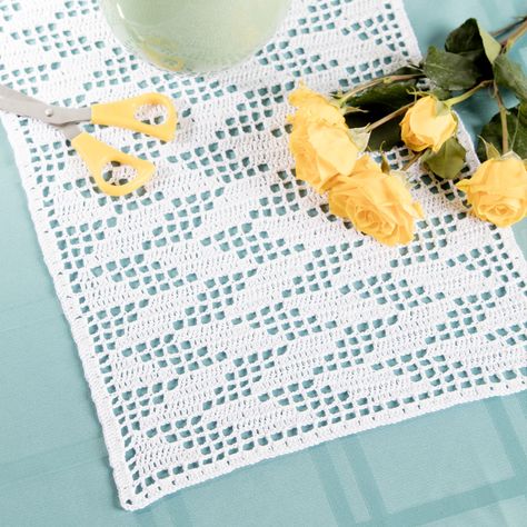 Filet crochet table runner - DIY table decor - free crochet pattern Filet Crochet Table Runner, Crochet Rug Patterns Free, Crochet Patterns Filet, Table Runner Diy, Runner Pattern, Crochet Filet, Crochet Doily Diagram, Crochet Table Runner Pattern, Diy Table Decor