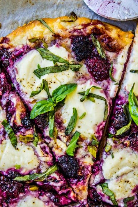 Blackberry Ricotta Pizza with Basil Blackberry Ricotta Pizza, Blackberry Ricotta, Pizza With Basil, Ricotta Pizza, Iron Recipes, Food Charlatan, Salad Pasta, Flatbread Recipes, Flat Bread