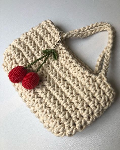 Crochet Bags Chunky Yarn, Chunky Crochet Purse Pattern, Crochet Bag With Chunky Yarn, Bulky Yarn Crochet Bag Patterns, Chunky Yarn Crochet Bag Free Pattern, Thick Wool Crochet Ideas, Chunky Crochet Handbag, Small Crochet Bag Tutorial, Hand Bag Crochet Pattern Free