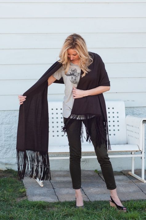 Black Pashmina Outfit, How To Wear A Ruana, Pashima Scarf Outfit, How To Wear A Shawl, How To Wear Pashmina, Pashmina Outfit, Layering Clothes, How To Wear Culottes, How To Wear Joggers