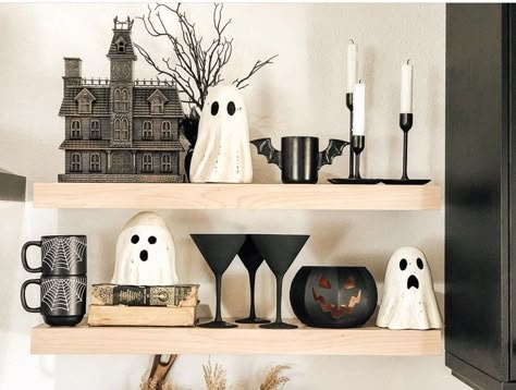 Halloween Entry Table, Fall Shelf Decor, Modern Halloween Decor, Halloween Living Room, House Big, Halloween Facts, Modern Halloween, Fall Decor Inspiration, Halloween Kitchen