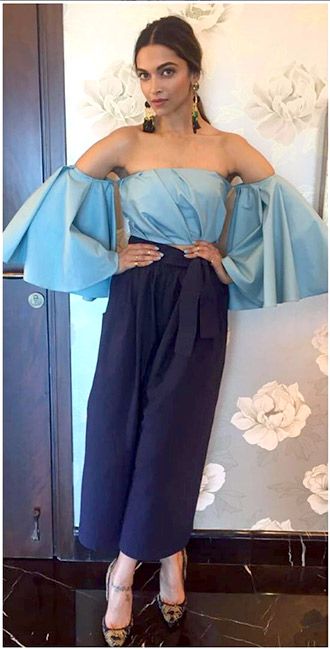 Offshoulder Croptop Outfit, Offshoulder Croptop, Celebs Outfits, Cotton Tops Designs, Saree Hairstyles, Shreya Ghoshal, Cowgirl Style Outfits, Deepika Padukone Style, Celebrity Casual Outfits