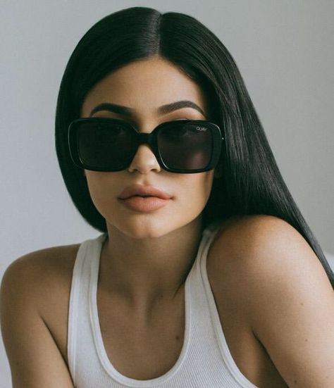 Kylie Jenner Kylie Jenner Sunglasses, Porsche Sunglasses, Kily Jenner, Black Square Sunglasses, Black Round Sunglasses, Chic Sunglasses, Shades For Women, Quay Australia, Trending Sunglasses