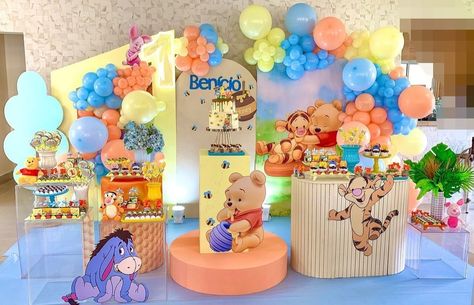 Pooh Birthday Party Decoration, Winnie The Pooh 1st Birthday Boy, Winnie The Pooh Birthday Decorations, Baby Shower Winnie Pooh, Looney Tunes Party, Party Balloons Diy, Baby Birthday Party Theme, Pooh Birthday, Baby Birthday Decorations