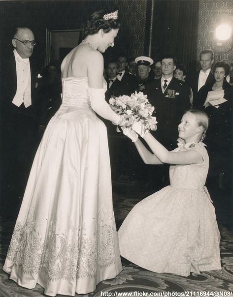 Princess Margaret Young, Princesa Margaret, Young Queen Elizabeth, Margaret Rose, Rainha Elizabeth Ii, Film Premiere, Hm The Queen, Royalty Aesthetic, Elisabeth Ii