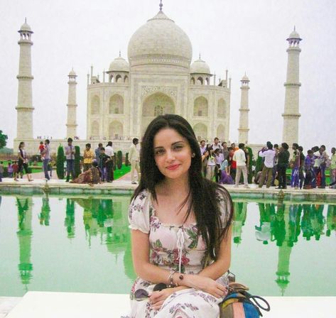 Armeena Rana Khan, Muslim Women Hijab, Canadian Actresses, Pakistani Actress, Muslim Women, Bollywood Actress, Taj Mahal, Pakistan, Hollywood