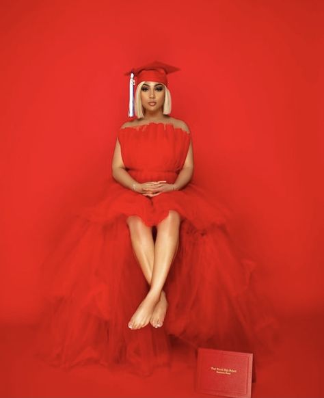 Graduation Concept Photo, Red Graduation Photoshoot, Black Graduate Photoshoot, Girl Photoshooting Ideas Graduation, Black Grad Photoshoot, Black Grad Photos, Graudtion Photoshoots Black, Men Fashion Photoshoot, Graduation Look