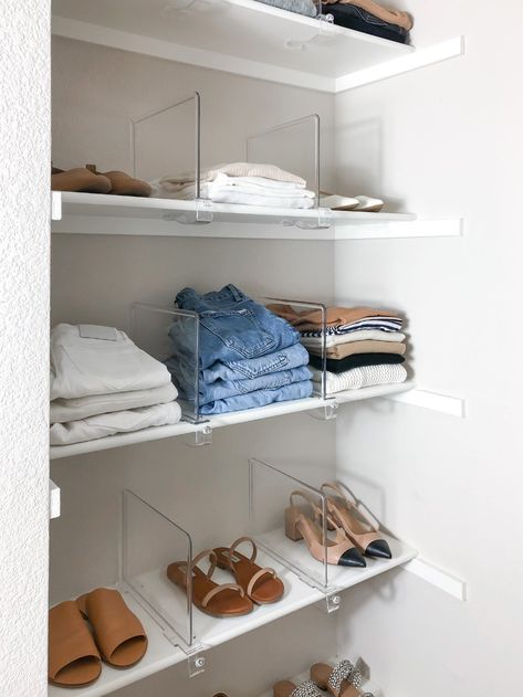 Above Closet Organization, Closet Shelf Bins For Clothes, Open Shelf Closet Organization, Minimalist Wardrobe Organisation, Closet Organization Ideas Shelves, Wardrobe Shelf Organization, Open Shelf Closet, Decluttering Bedroom, Designer Capsule Wardrobe