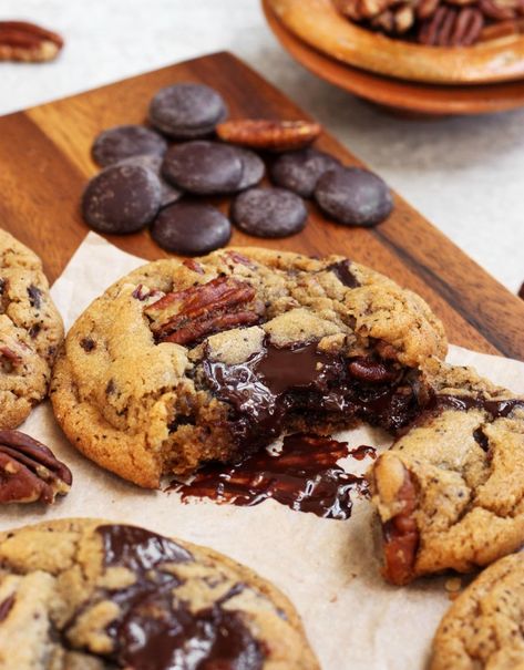 Pecan Chocolate Chip Cookies, Best Moist Chocolate Cake, Chewy Toffee, Cookies Monster, Pecan Chocolate, Chocolate Chip Pecan Cookies, Perfect Cookies, Cake Video, Cookie Bakery