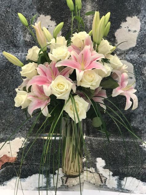 Stargazer Lily Bouquet, Rustic Elegant Wedding, Flower Arrangement Designs, Unique Flower Arrangements, Florist Design, Cheap Flowers, Lily Bouquet, Stargazer Lily, Flower Shops