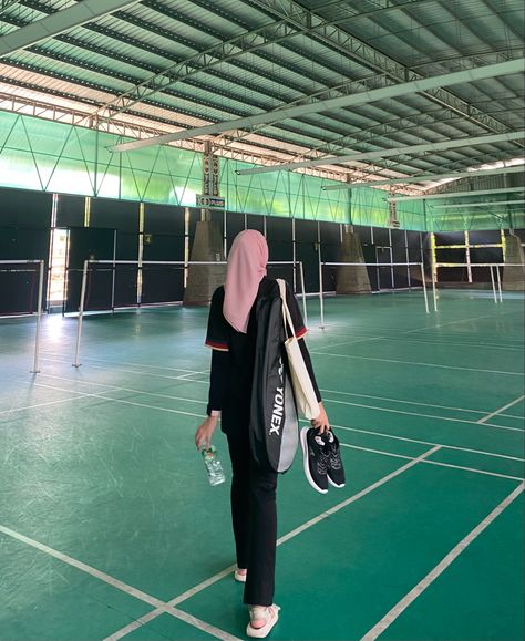 Ootd Badminton Hijab, Badminton Outfit Women Hijab, Outfit Badminton Hijab, Ootd Sporty Hijab, A And V Letters Love, Badminton Outfit Women, Hijab Pfp, Ootd Sporty, Sporty Hijab