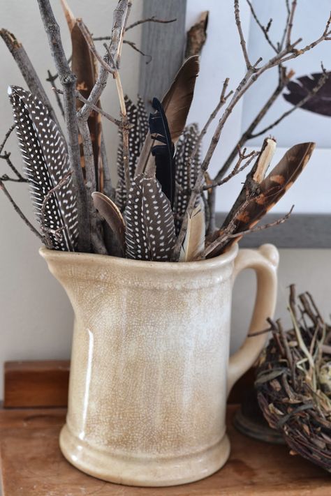 Display Feathers Ideas, Feather Collection Display Ideas, Feather Collection Display, Duck Feather Decor, Elk Antler Decor Ideas, Feathers In Vase, Feather Display Ideas, Crafts With Feathers, Decor With Feathers