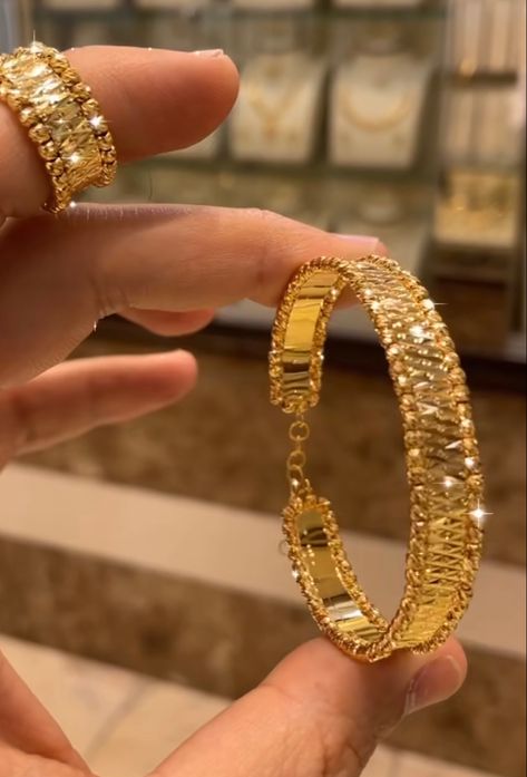 Gold Jewelry Aesthetic Arab, Middle Eastern Gold Jewelry, Arab Gold Jewelry, Arabic Gold Jewelry, Arab Gold, African Bangles, Dubai Gold Jewelry, Unique Gold Jewelry Designs, Gold Jewels Design