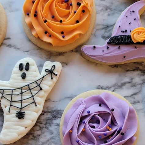 The Brunette Baker on Instagram: "Ready for Halloween? I got you! This set comes with 1 dozen vanilla sugar cookies with vanilla buttercream. Each cookie is individually wrapped so you can hand them out one by one, freeze them or set them out on a platter at the party! Visit my website (link in bio) Presale ends 10/25 Pick up 10/29 #halloweencookies #buttercreamcookies" Halloween Decorations Cookies, Halloween Cookies Buttercream Icing, Buttercream Frosted Halloween Cookies, Halloween Frosted Sugar Cookies, Halloween Sugar Cookies Buttercream, Halloween Cookies Buttercream, Halloween Cookies Decorated Buttercream, Buttercream Halloween Cookies, Halloween Buttercream Cookies