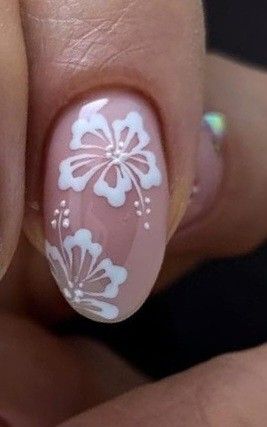 Summer Nail Designs Flowers, Summer Nails White Flowers, Flower Design On Nails Simple, Cute Summer Nails Hibiscus, Nail Art Hawaiian Flower Tropical, White Flower On Nails, White Hawaiian Flower Nails, Shalak Nail Ideas, Hibiscus Flower Toe Nails