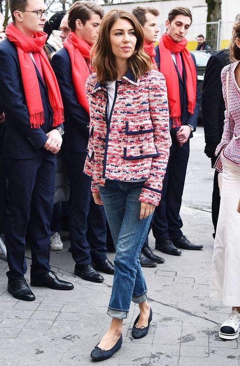 Pink and navy tweed jacket, jeans, navy flats Sofia Coppola Chanel, Sophia Coppola Style, Chanel Jacket Outfit, Sofia Coppola Style, Sophia Coppola, Looks Jeans, Chanel Style, Mode Chanel, Chanel Jacket