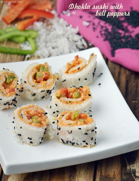 Dhokla Sushi with Bell Peppers Fusion Snacks, Smoothie Meals, Indian Starters, Tiffin Ideas, Idli Batter, Veg Snacks, Snack Shack, Indian Appetizers, Bell Pepper Recipes