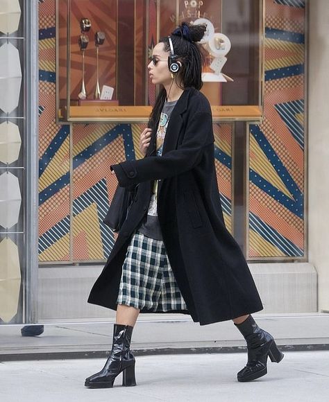 Zoey Kravitz Street Style, Anok Yai Street Style, 2023 Grunge, Eco Goth, Zoey Kravitz, Zoe Kravitz Style, Zoe Isabella Kravitz, Magic Clothes, Models Off Duty Style