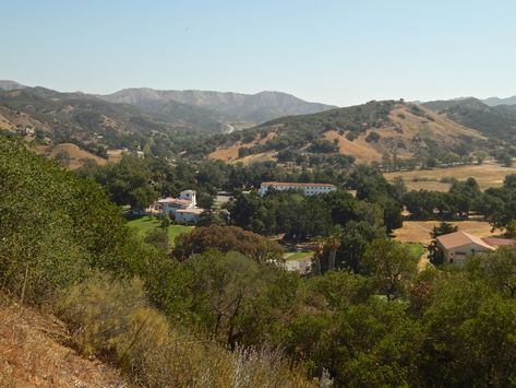 King Gillette Ranch | Modern Hiker Santa Monica Mountains, Hiking With Kids, Fun Places To Go, Rolling Hills, Best Hikes, The Hills, California Travel, Santa Monica, Hiking Trails