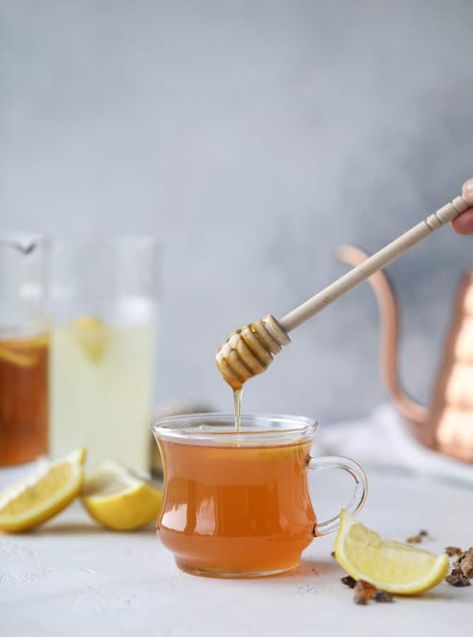 Starbucks Medicine Ball - Ginger Honey Tea Tonic Recipe Ginger Honey Tea, Starbucks Medicine Ball, Tea Starbucks, Homemade Starbucks, Ginger Honey Lemon, Ginger Honey, Aesthetic Health, Honey Photography, Tattoo Health